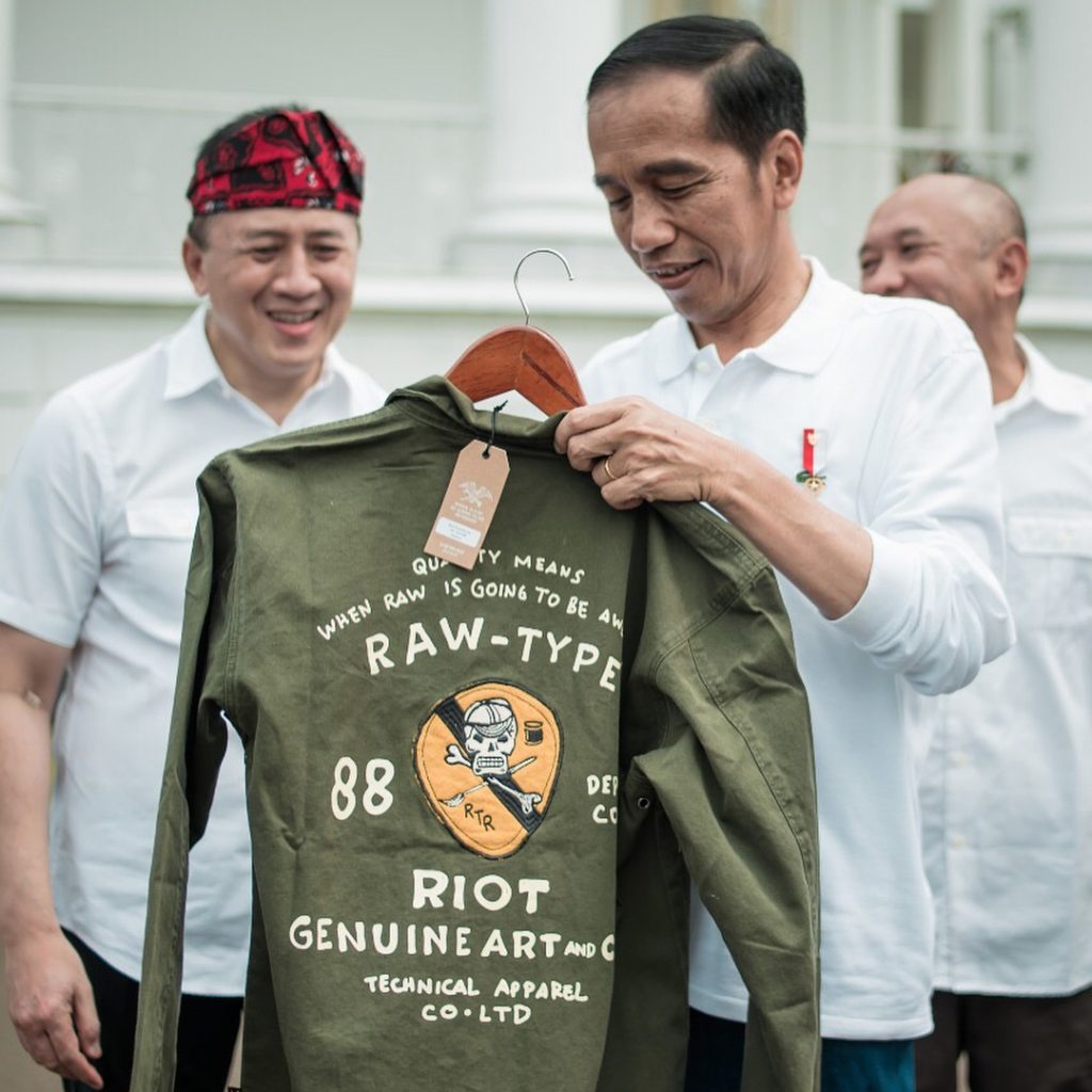 presiden indonesia ir. jokowi dengan salah satu article rawtype riot