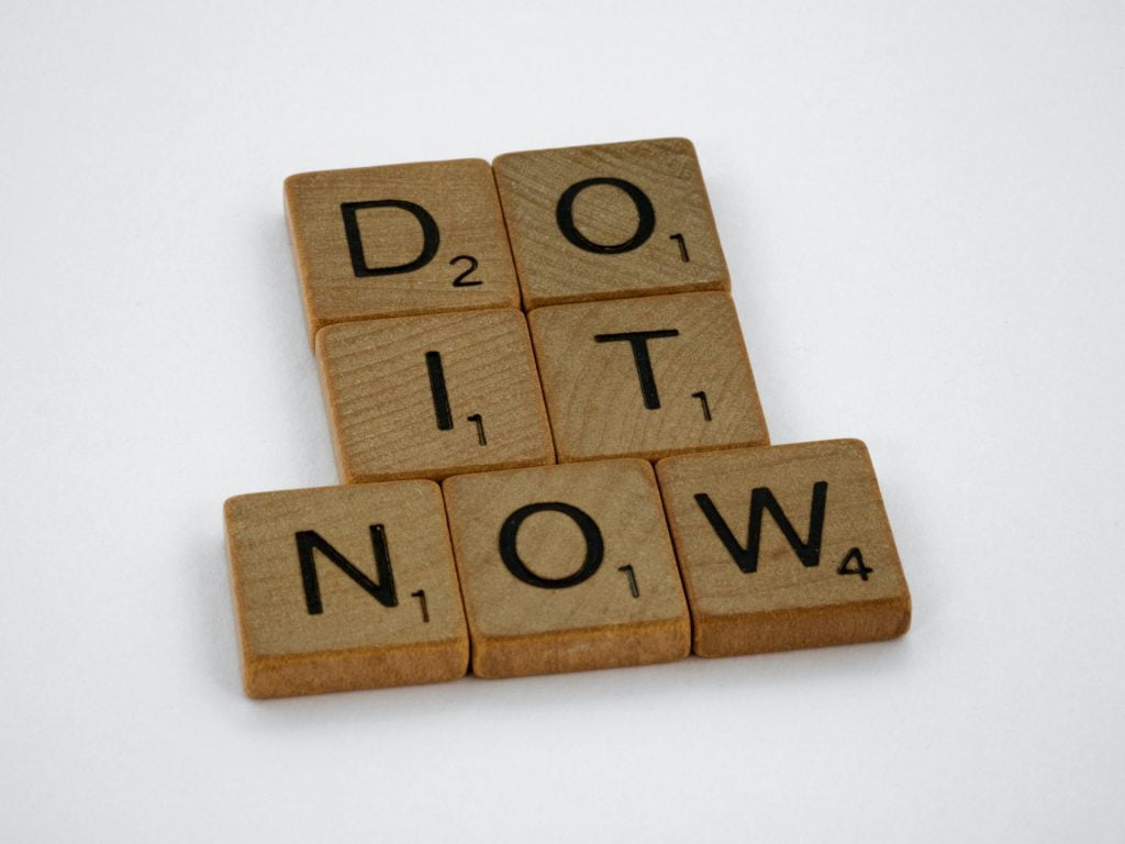 Tulisan "Do it now" di sebuah kayu mengisyaratkan agar kamu menghindari prokrastinasi