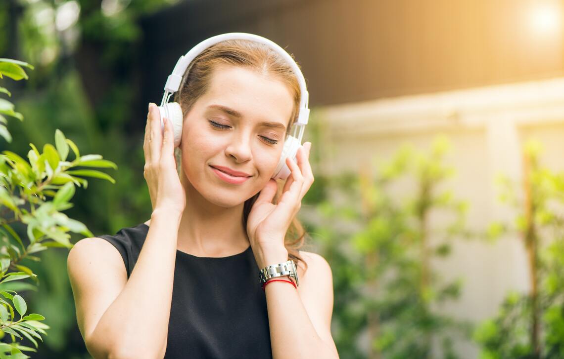 Lebih bahagia dengan hobi mendengarkan musik