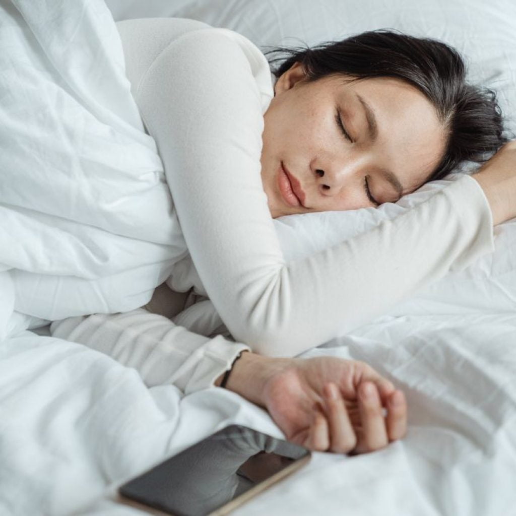 Tidur berkualitas agar energi gak mudah terkuras. 