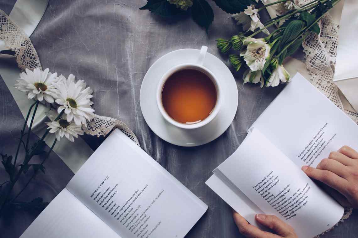 Membaca buku ditemani segelas teh bisa menjadi salah satu contoh kegiatan positif di rumah